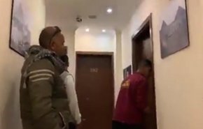 شاهد.. الأمن المصري يقتحم فندقا قرب الأهرامات ويطرد السياح