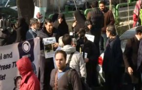 اعلاميو ايران يحتجون امام مكتب الامم المتحدة بطهران