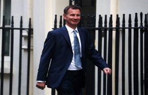 بريطانيا تصف رئيس فنزويلا الشرعي بـ