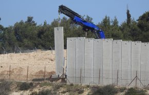 بالصور... الجيش اللبناني واليونيفيل يراقبان بناء الجدار الفاصل على الخط الازرق