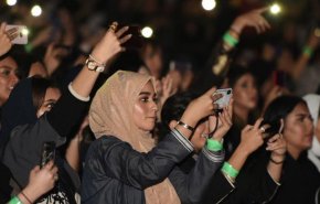 ماذا يحصل في بلاد الحرمين... مغنية اميركية شهيرة تحيي حفلا في السعودية!