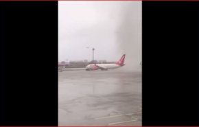 شاهد كيف تتأرجح طائرات الركاب في مطار بتركيا