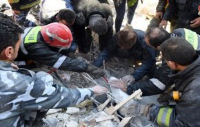 مصرع 11 شخصا اثر انهيار مبنى سكني مخالف في حلب+صور