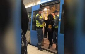شاهد بالفيديو.. طرد سيدة حامل وطفلتها من القطار بسبب تذكرة!