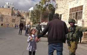 فيديو: جنود الاحتلال يفتشون حقائب الأطفال