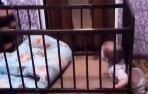 شاهد بالفيديو: أكثر من 10 ملايين مشاهدة لطفل يتسلّل من سريره بذكاء!