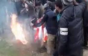 پرچم‌ آمریکا و فرانسه در شمال سوریه به آتش کشیده شد + فیلم