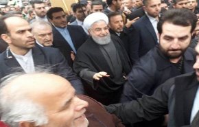 المسؤولون الايرانيون يشاركون الجماهير فرحتها بالانتصار