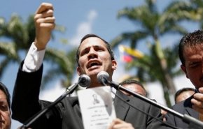 صف آرایی رییس جمهور خودخوانده ونزوئلا در برابر ارتش