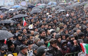 شاهد..ملايين الايرانيين يخرجون تحت الثلوج والامطار ويلبون الواجب