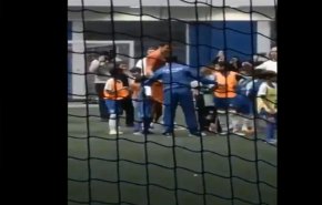 شاهد .. أمير قطر يلعب كرة القدم مع الأطفال 