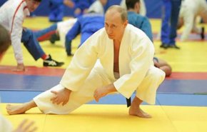 شاهد.. بوتين يمارس الجودو بمدينة سوتشي الروسية