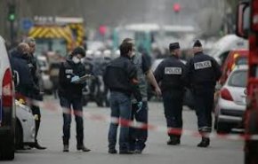 شاهد: تبادل إطلاق نار وإصابة شخص قرب مركز الشرطة في فرنسا
