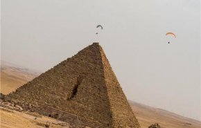 بالفيديو.. مشهد رائع للقفز بالمظلات من فوق اهرامات الجيزة