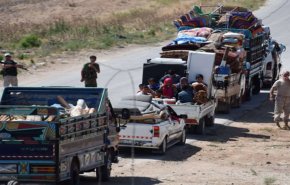  شاحنات تقل رجالا ونساء وأطفالا تغادر آخر جيب لـ'داعش'