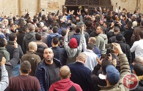 شاهد: كسر الحصار عن مصلى باب الرحمة بعد 16عاما