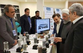 روحاني يزور معرض منتجات الشركات المعرفية