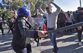 تجدد الاحتجاجات وسط الجزائر والشرطة تعتقل متظاهرين