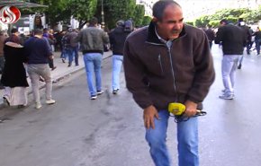 مراسل العالم يصاب بالاختناق في تظاهرات الجزائر 