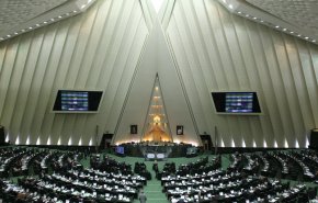 نواب البرلمان الايراني يطالبون بمواصلة ظريف لمهامه