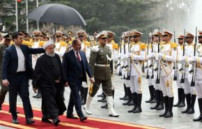 الرئيس روحاني يستقبل رئيس وزراء ارمينيا رسميا