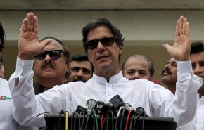 رئيس وزراء باكستان يدعو لمحادثات مع الهند لإنهاء الأزمة