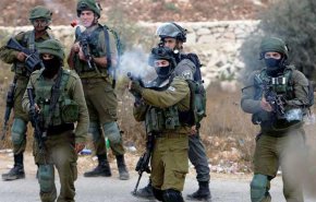 قوات الاحتلال تعتدى على شبان فلسطينيين  في رام الله