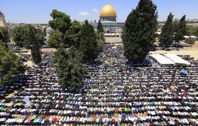 أكثر من 30 ألف أدوا صلاة الجمعة في المسجد الأقصى ومصلى الرحمة

