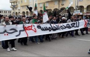 المتظاهرون الجزائريون يرفعون مطالبهم: فليرحل كل النظام
