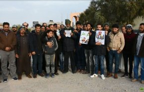 شاهد: محتجون يطالبون بتفويض سيف الإسلام القذافي زمام ليبيا 