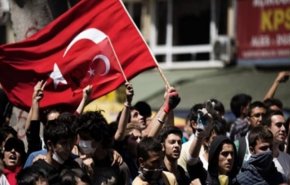 سوريان يثيران غضب المعارضة التركية