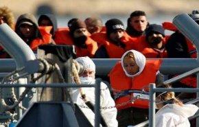 إنقاذ أكثر من 80 مهاجرا قبالة جزيرة إيطالية
