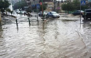 الأمطار تغمر طرق مدينة اللاذقية في سوريا 