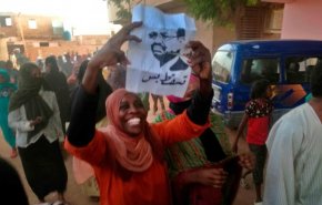 النساء تتصدر احتجاجات السودان.. وهذا ما فعله النظام