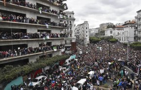 شاهد: ملايين الجزائريين في الشوارع وهكذا كان رد الجيش 
