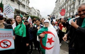 جزائريون يهتفون ضد السعودية ويجبرون العربية على وقف بثها