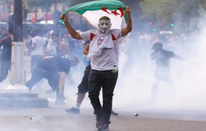 المظاهرات تحول سعر العلم الجزائري الى 500 دينار!