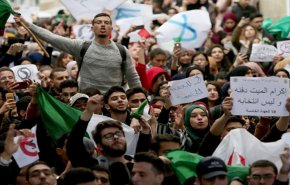 التظاهرات تشتعل بالجزائر والحزب الحاكم يحذر من عصيان مدني