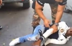 بالفيديو.. الشرطة البريطانية تنهال بالضرب المبرح على مسلم اسود 