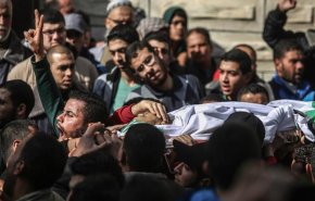 تشييع جثمان شاب فلسطيني استشهد متأثرا بإصابته بمسيرات العودة