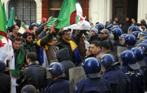 عودة بو تفليقة ومظاهرات مستمرة بالجزائر