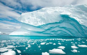 هذا هو سبب لون الجبال الجليدية الزمردي بالقطب الجنوبي