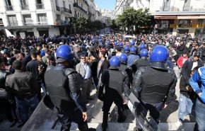 الجزائر بين مرحلة انتقالية واستعداد للحوار ورفض المعارضة وغليان الشارع