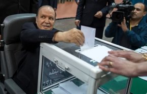 الجزائر.. من 'انتخابات بدون بوتفليقة' إلى 'بوتفليقة بدون انتخابات'