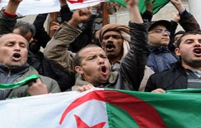 الشرطة الجزائرية تغلق طرق العاصمة الرئيسية دون أن تفرق التظاهرة 