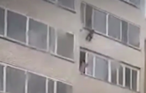 شاهد بالفيديو ..معجزة انقاذ طفل سقط من  الطابق العاشر