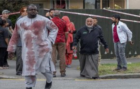  شاهد.. كيف ظهر مرتكب مجزرة مسجدين في نيوزيلندا  داخل قفص الاتهام