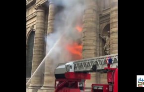 شاهد.. حريق في كنيسة شهيرة  في باريس
