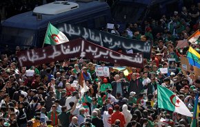 الجزائريون المطالبون برحيل بوتفليقة يرفضون حكومة بدوي 