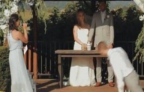 لحظة سقوط مفاجئ لصديق العريس على وجهه خلال الزفاف في واشنطن!